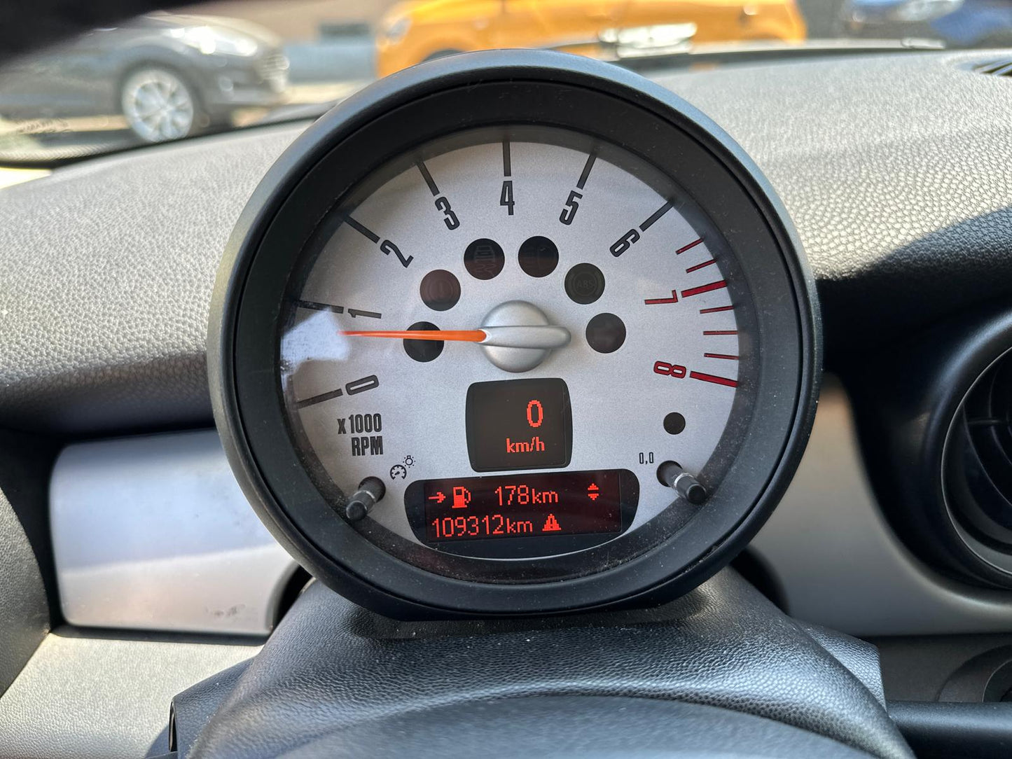 MINI ONE 1.6 16V – STILE ICONICO E GUIDA DIVERTENTE