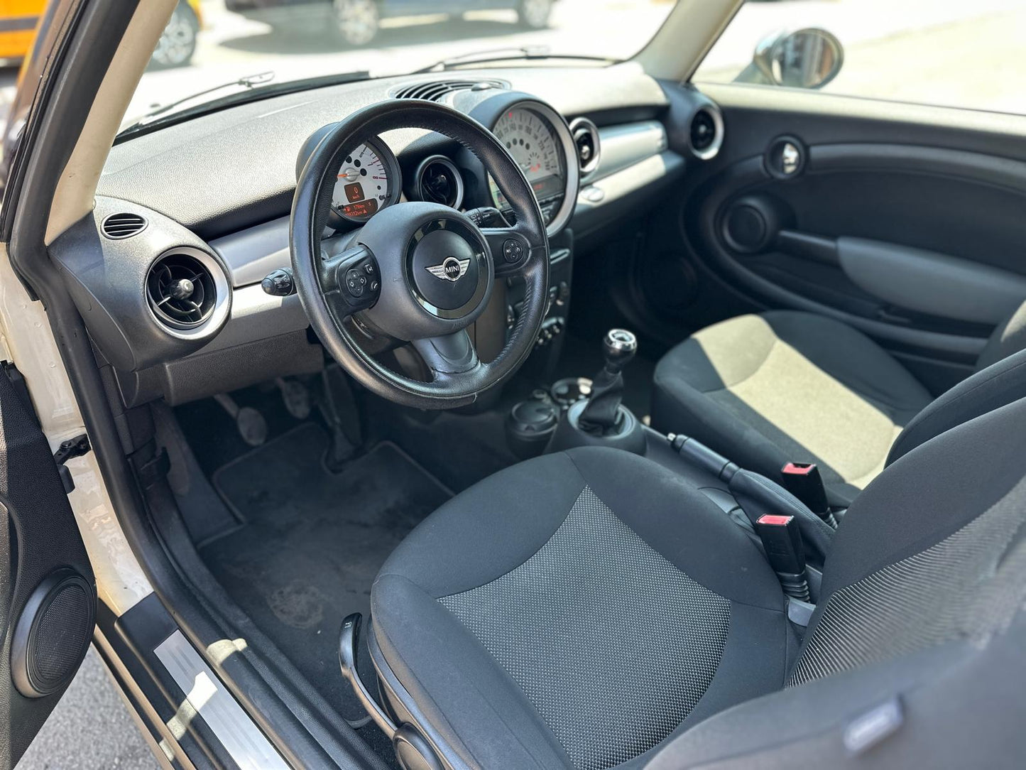 MINI ONE 1.6 16V – STILE ICONICO E GUIDA DIVERTENTE