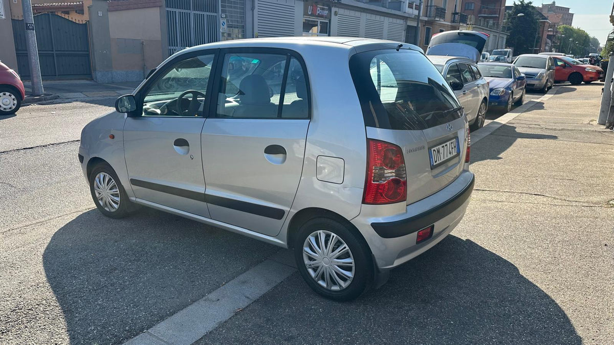 Hyundai Atos Prime 1.1 12V Active: vista esterna di tre quarti posteriore