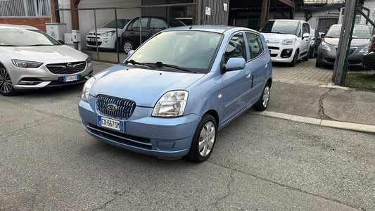 Kia Picanto 1.1 12V Spicy: vista esterna di tre quarti anteriore