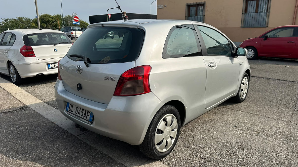 Toyota Yaris 1.4 D-4D 90 CV M-mt Navi: vista esterna di tre quarti posteriore