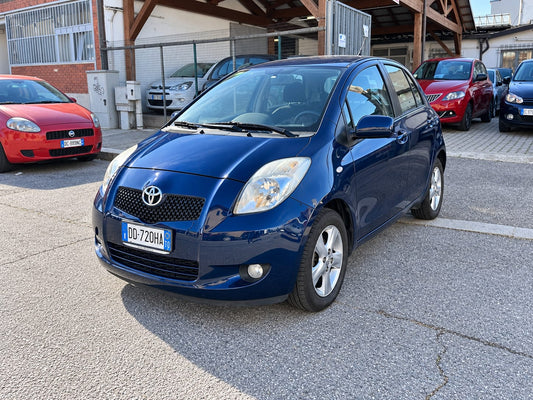 Toyota Yaris 1.0 5P Sol 69 CV: vista esterna di tre quarti anteriore