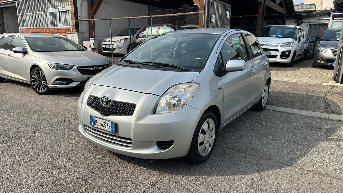 Toyota Yaris 1.4 D-4D 90 CV M-mt Navi: vista esterna di tre quarti anteriore