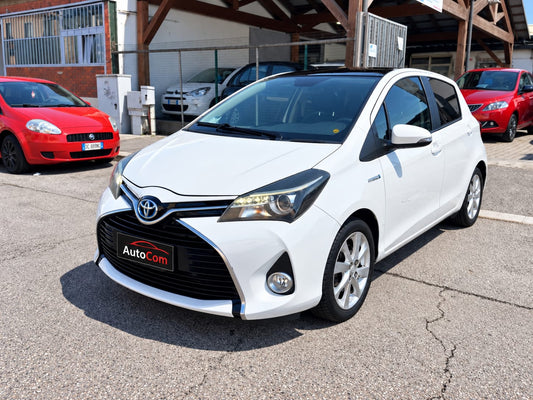 Toyota Yaris 1.5 Hybrid 5P Style 101 CV: vista esterna di tre quarti anteriore