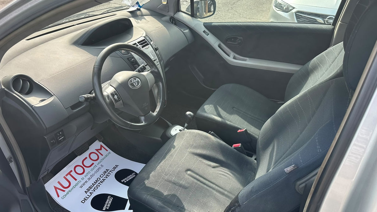 Toyota Yaris 1.4 D-4D 90 CV M-mt Navi: posto guida e sedili anteriori