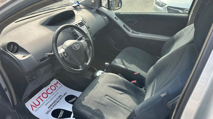 Toyota Yaris 1.4 D-4D 90 CV M-mt Navi: posto guida e sedili anteriori