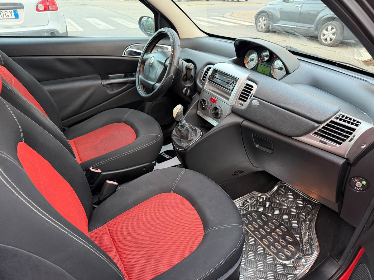 Lancia Ypsilon 1.2 60 CV: abitacolo e sedile del passeggero anteriore