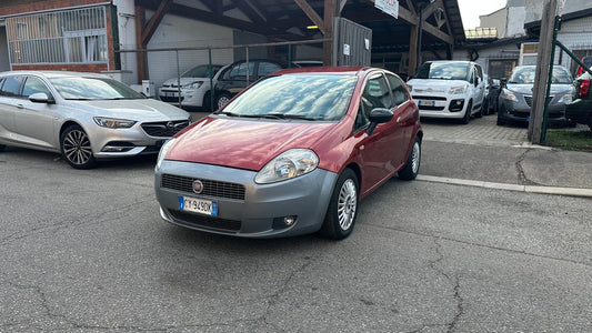 Fiat Grande Punto 1.4 3P Dynamic: vista esterna di tre quarti anteriore