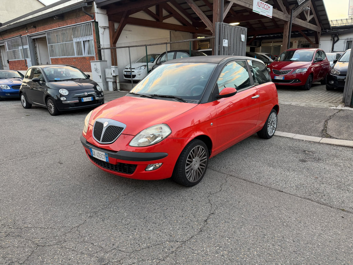 Lancia Ypsilon 1.2 60 CV: vista esterna di tre quarti anteriore