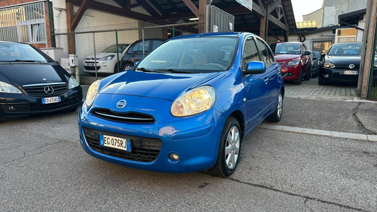 Nissan Micra 1.2 12V 5P Elle 80 CV: vista esterna di tre quarti anteriore