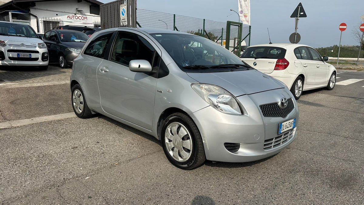 Toyota Yaris 1.4 D-4D 90 CV M-mt Navi: vista esterna di tre quarti anteriore