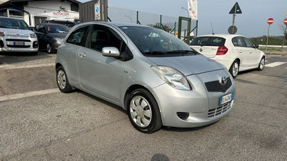Toyota Yaris 1.4 D-4D 90 CV M-mt Navi: vista esterna di tre quarti anteriore