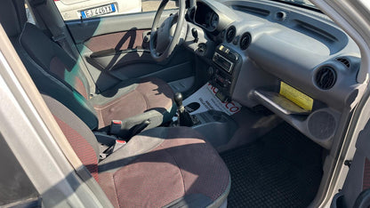 Hyundai Atos Prime 1.1 12V Active: abitacolo e sedile del passeggero anteriore