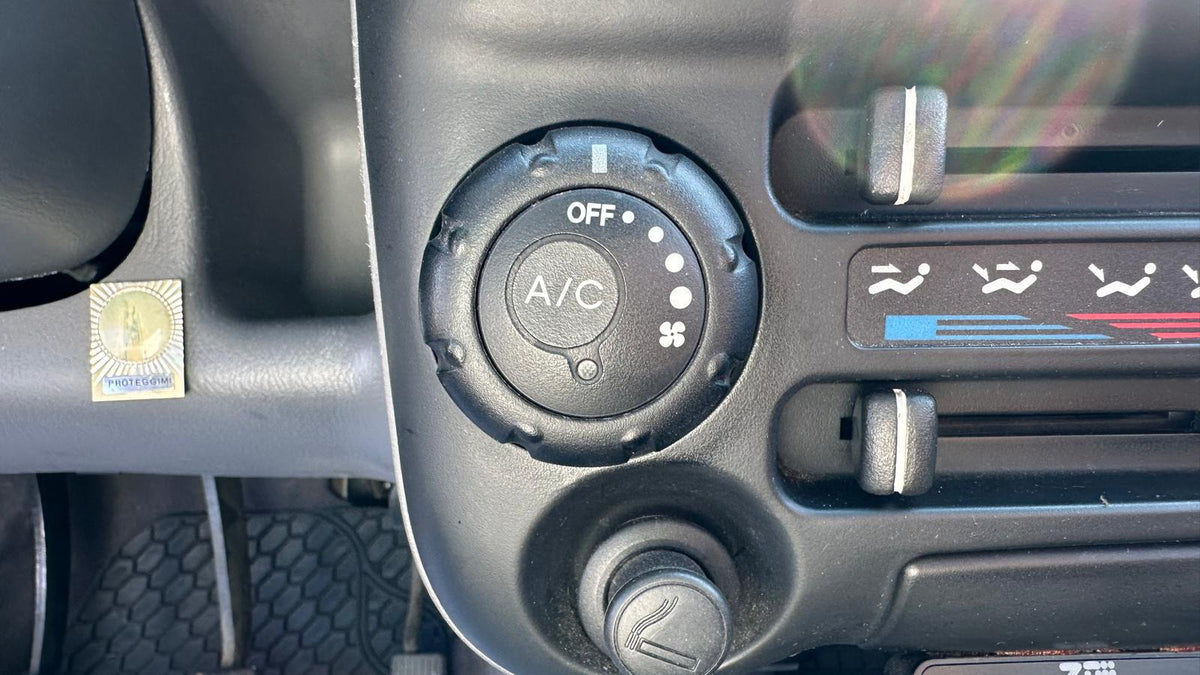 Hyundai Atos Prime 1.1 12V Active: dettaglio della console e dei comandi