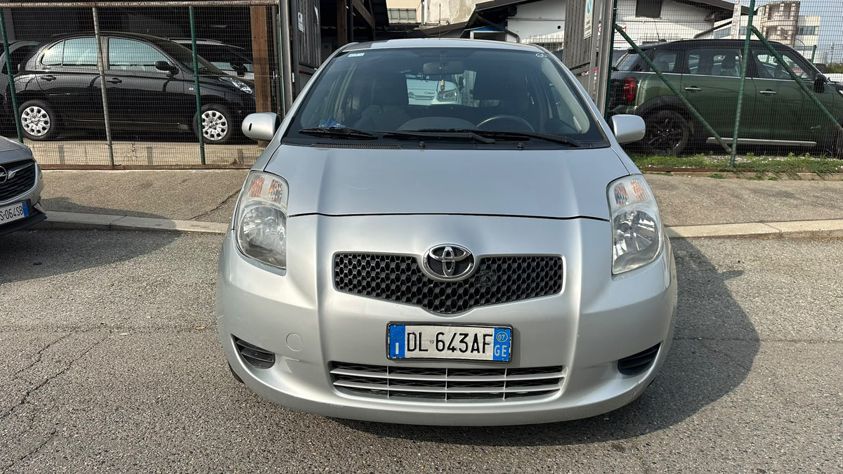 Toyota Yaris 1.4 D-4D 90 CV M-mt Navi: vista frontale