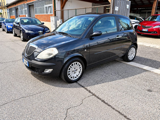 Lancia Ypsilon 1.2 16V Platino 80 CV: vista esterna di tre quarti anteriore