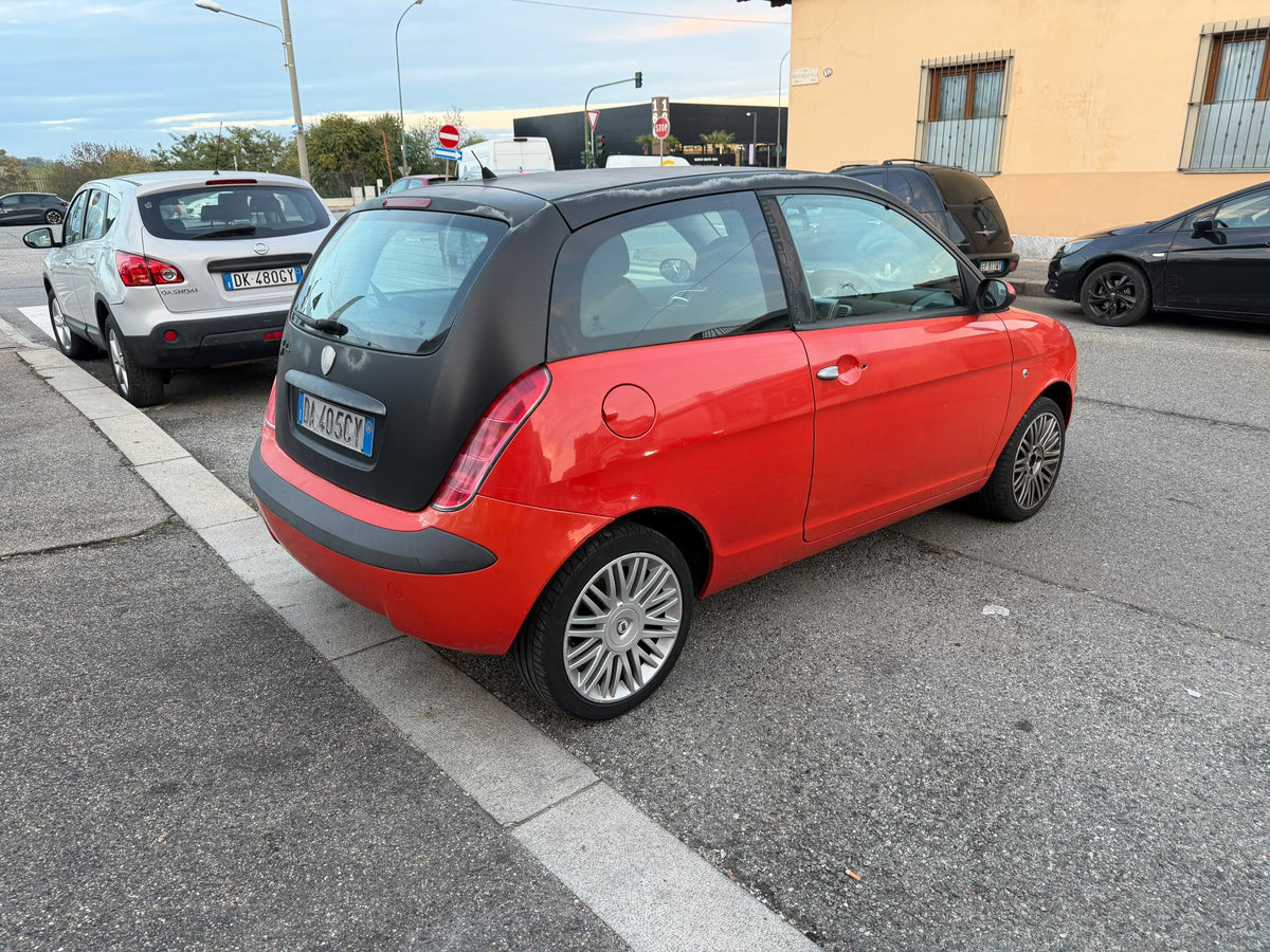 Lancia Ypsilon 1.2 60 CV: vista esterna di tre quarti posteriore