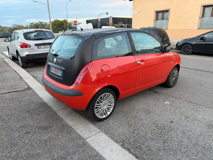Lancia Ypsilon 1.2 60 CV: vista esterna di tre quarti posteriore