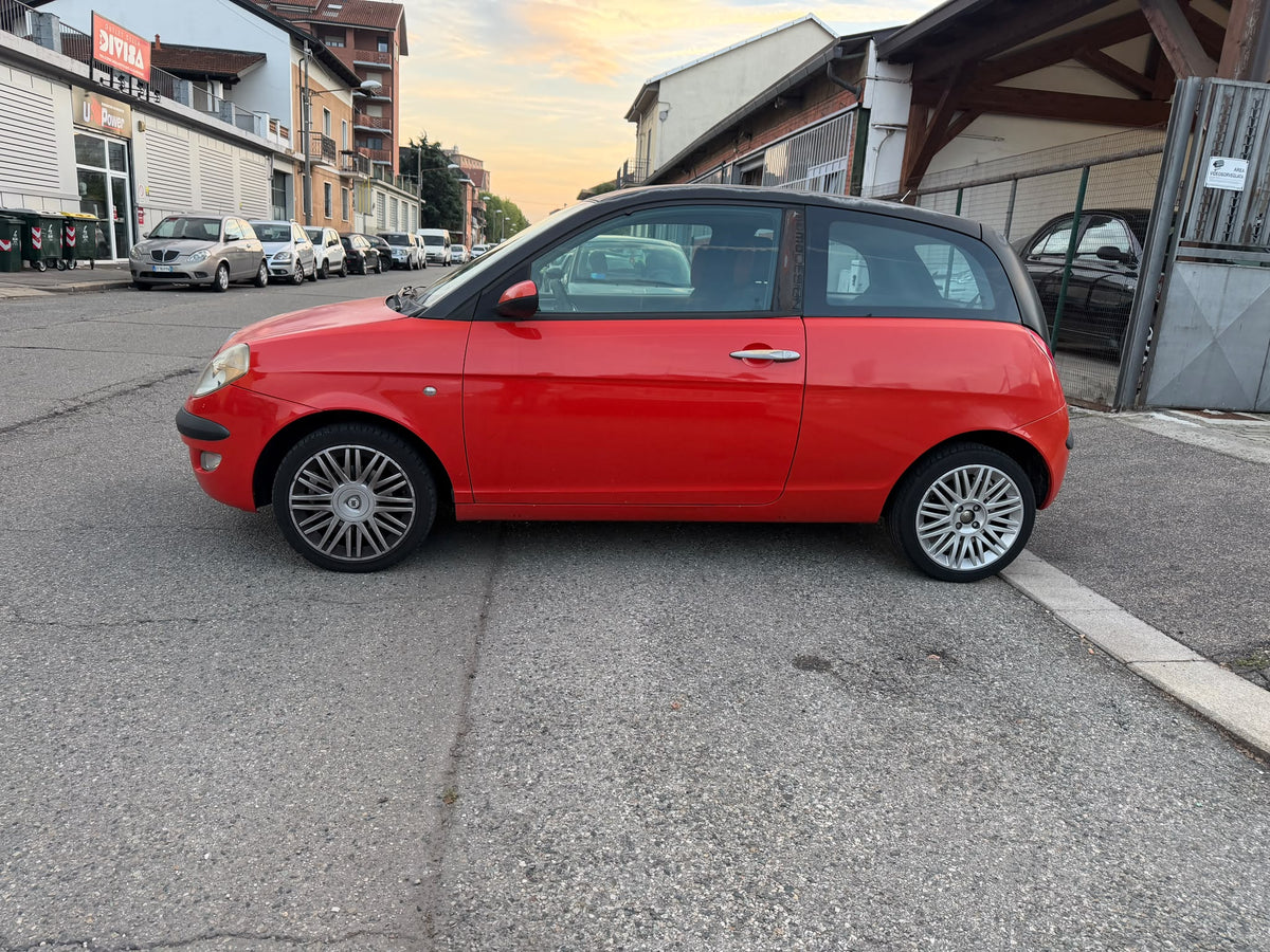 Lancia Ypsilon 1.2 60 CV: vista della fiancata