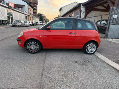 Lancia Ypsilon 1.2 60 CV: vista della fiancata