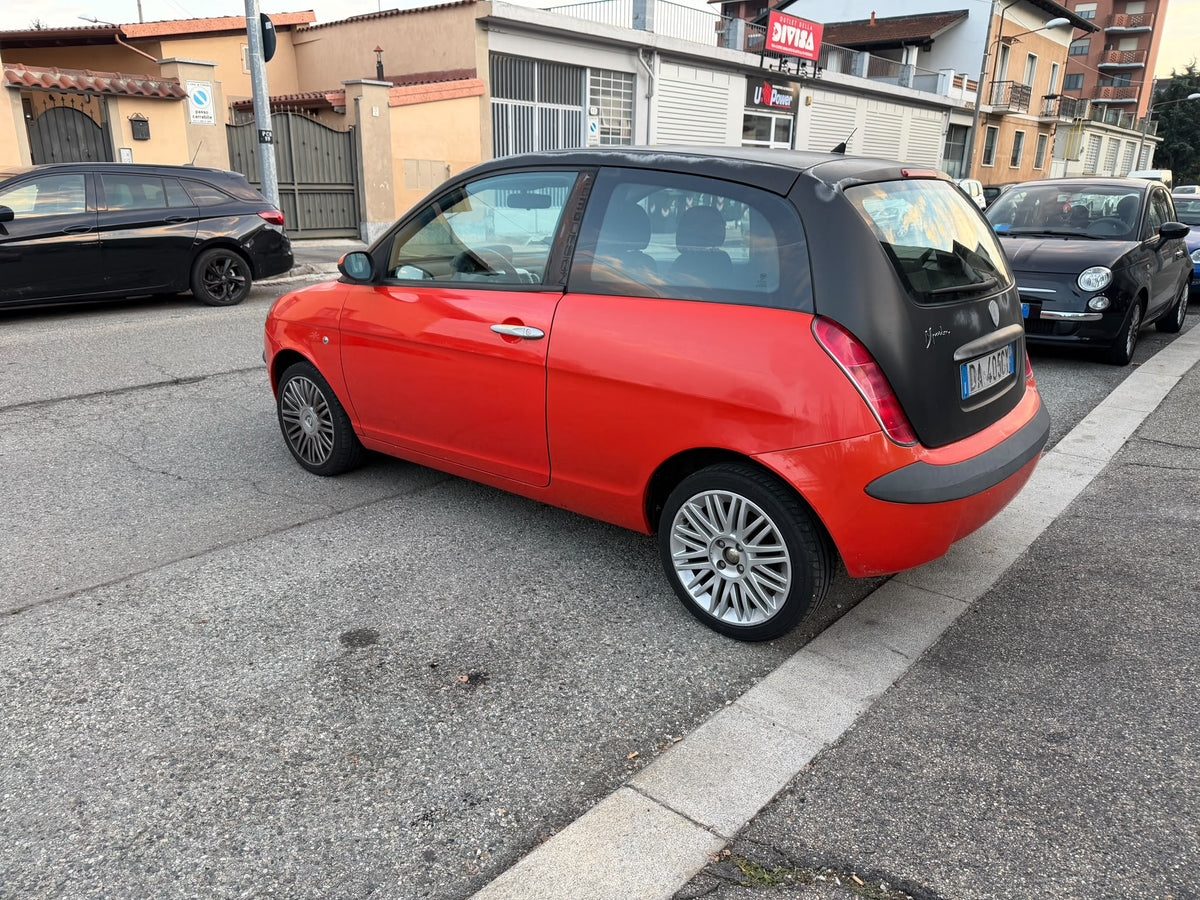 Lancia Ypsilon 1.2 60 CV: vista della fiancata