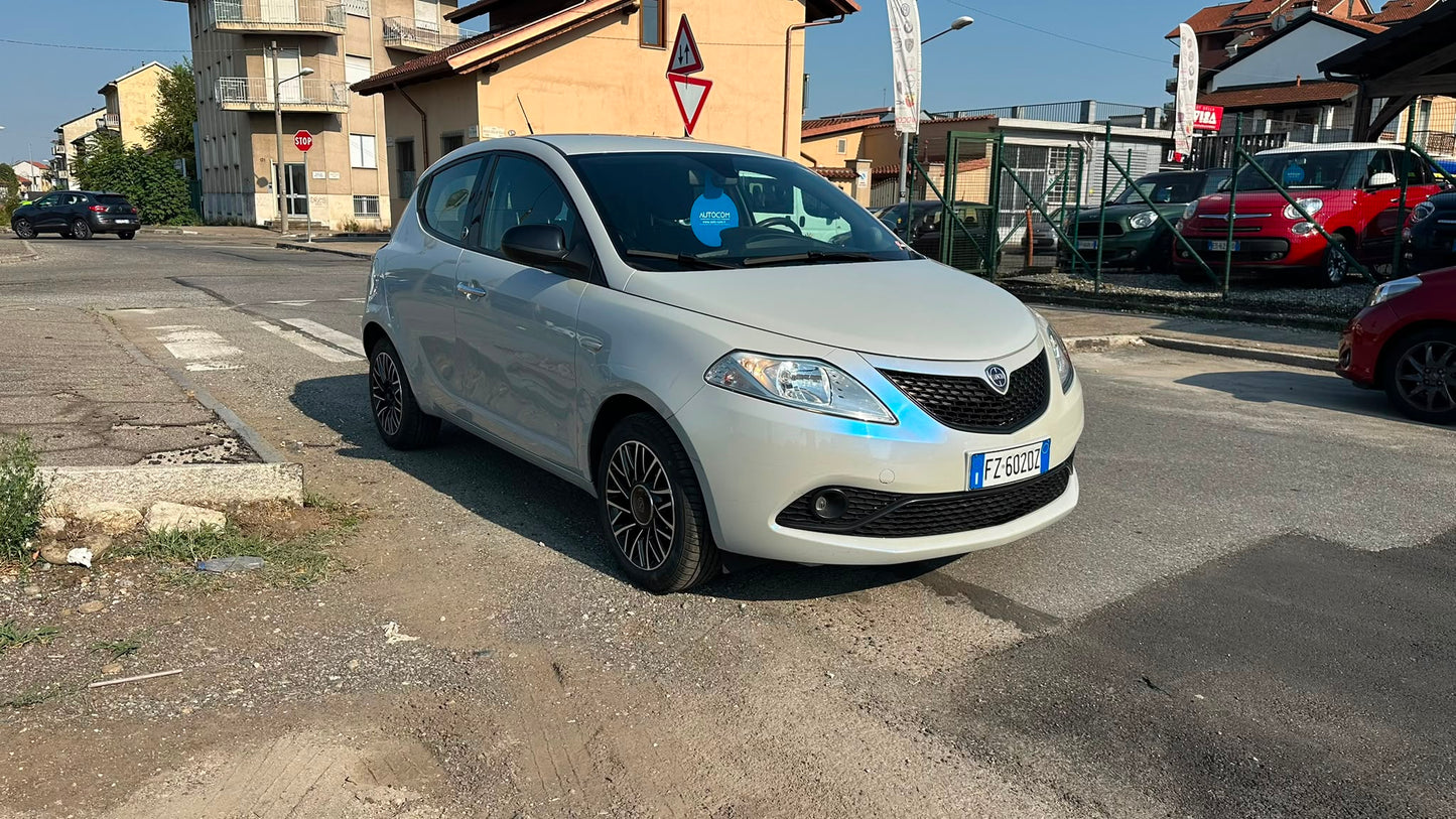 LANCIA YPSILON 1.2 69 CV GPL ECOCHIC GOLD – EURO 6