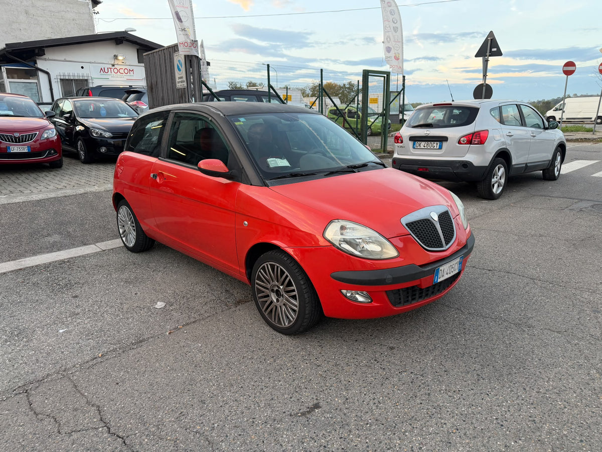 Lancia Ypsilon 1.2 60 CV: vista esterna di tre quarti anteriore