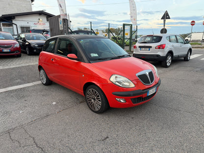 Lancia Ypsilon 1.2 60 CV: vista esterna di tre quarti anteriore
