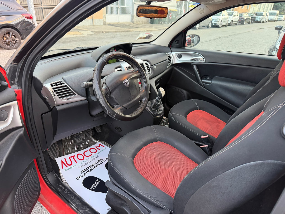 Lancia Ypsilon 1.2 60 CV: posto guida e sedili anteriori