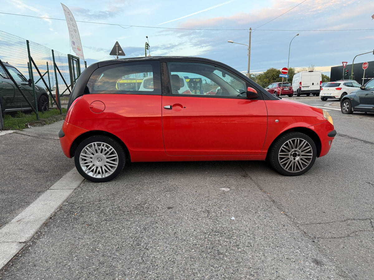 Lancia Ypsilon 1.2 60 CV: vista della fiancata