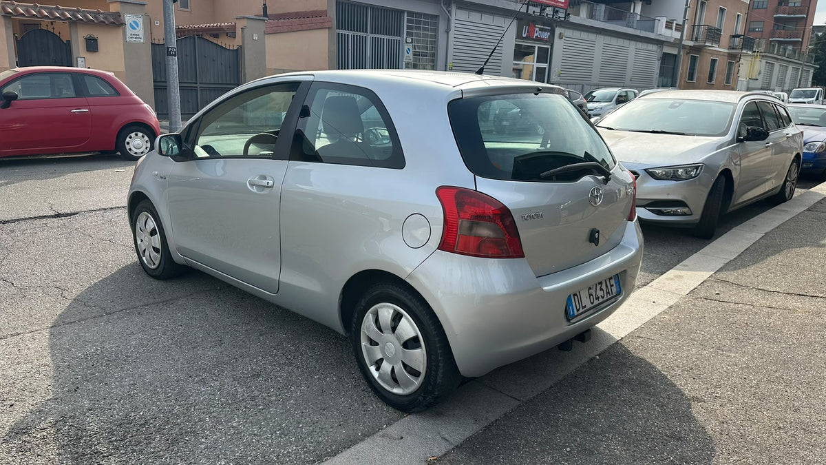 Toyota Yaris 1.4 D-4D 90 CV M-mt Navi: vista esterna di tre quarti posteriore