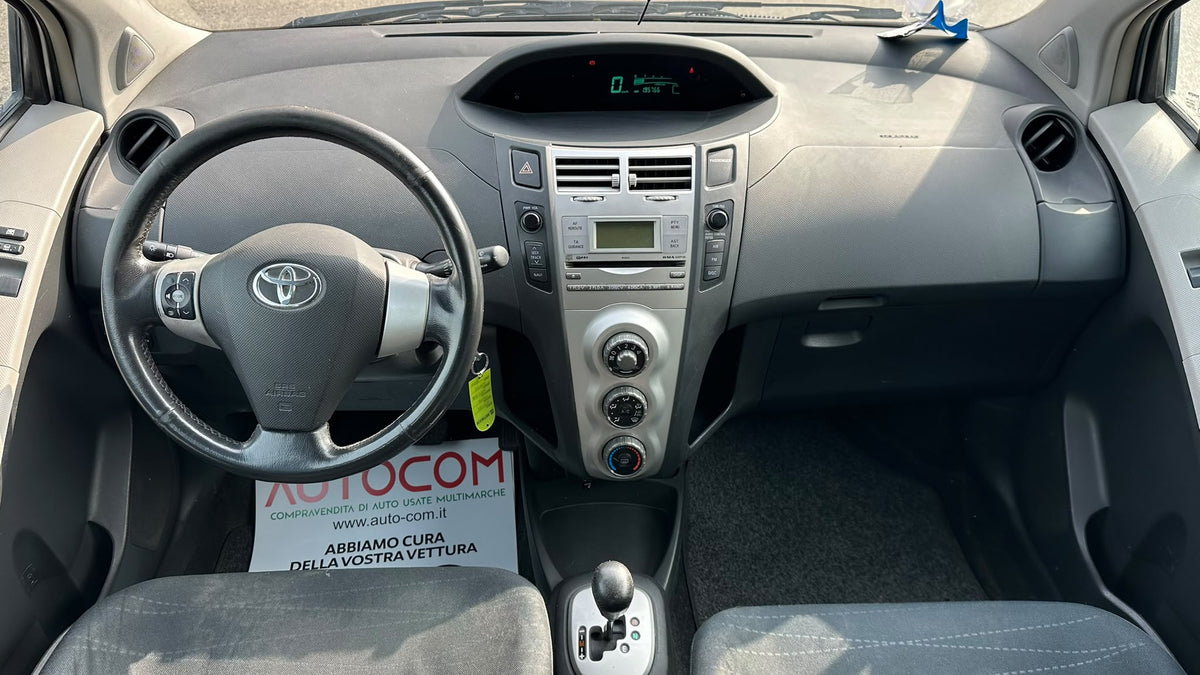 Toyota Yaris 1.4 D-4D 90 CV M-mt Navi: plancia e posto guida