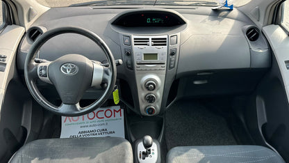 Toyota Yaris 1.4 D-4D 90 CV M-mt Navi: plancia e posto guida